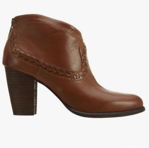 UGG Woman's Leather Charlotte Ankle Boots